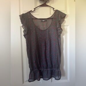 sound & matter gray floral short sleeve lightweight blouse with ruffled sleeves